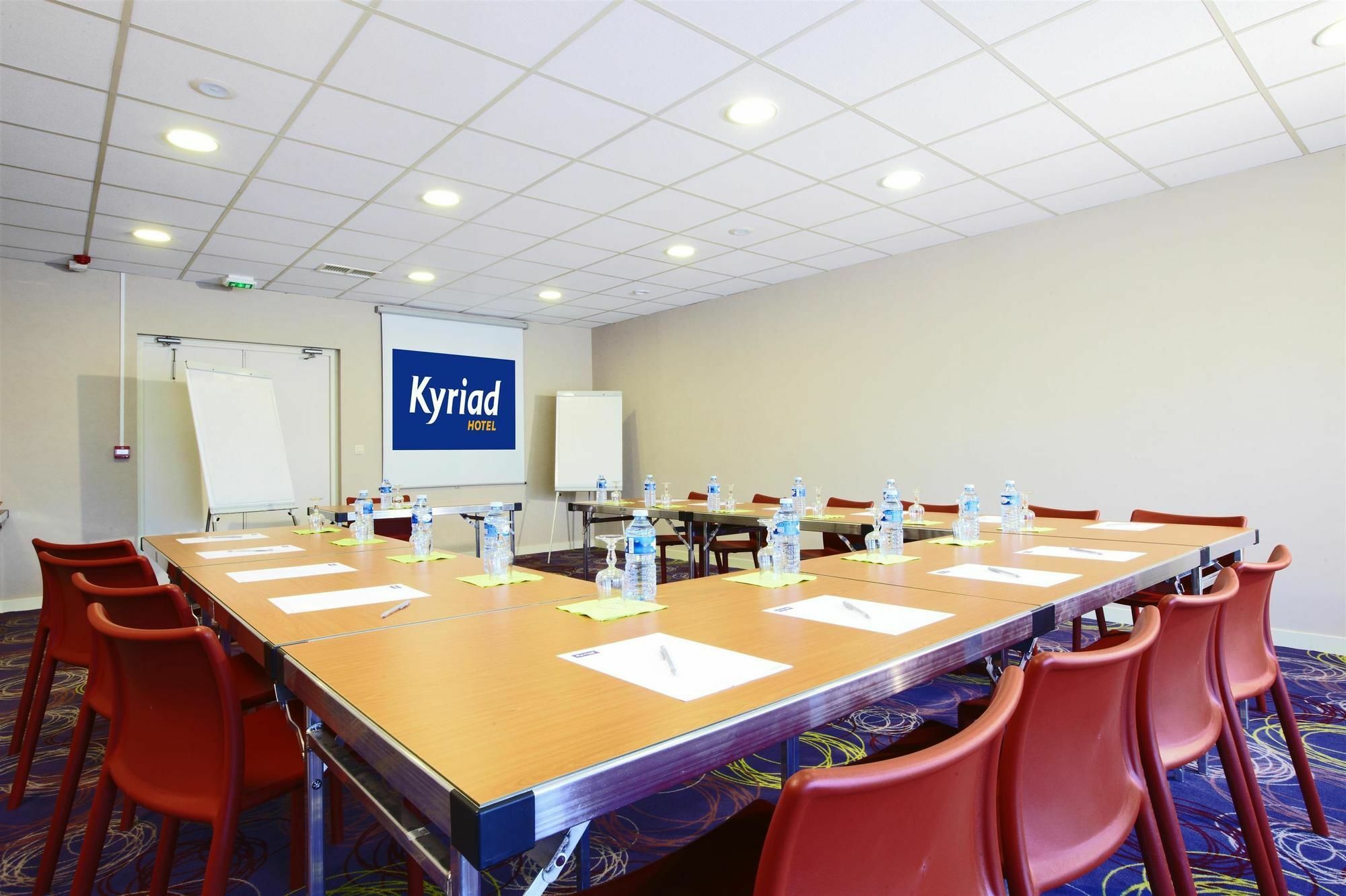 Kyriad Lyon Est - Saint Bonnet De Mure Buitenkant foto